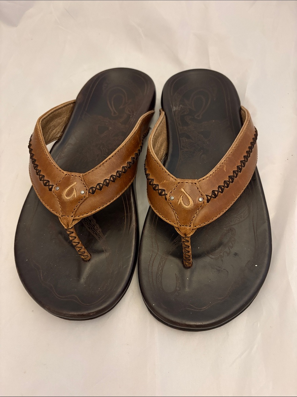 OluKai Men's Brown Leather Thong Sandals with Black Footbed